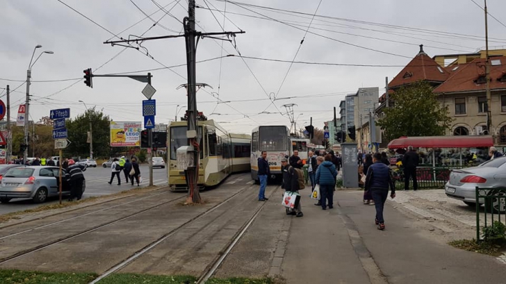Două tramvaie s-au ciocnit în Bucureşti: o femeie, rănită