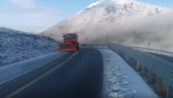 Circulaţia rutieră pe Transalpina, închisă din cauza ninsorii