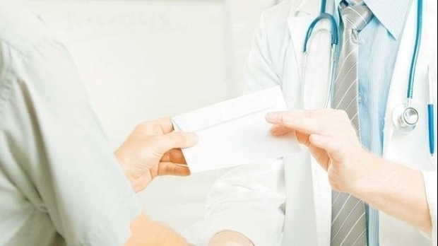 Medic de familie, bănuit că ar fi decontat bani pentru 1500 de consultații FICTIVE în perioada pandemiei COVID