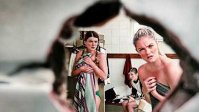 Un obsedat sexual a făcut o gaură în toaleta fetelor şi le-a filmat goale