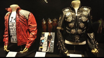 Jacheta purtată de Michael Jackson în turneul ''Bad'', vândută la licitaţie