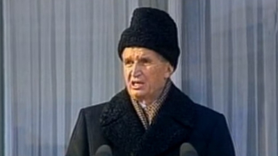 Nicolae Ceausescu vorbind multimii, in momentul in care s-a spart mitingul (21 decembrie 1989). Captura foto TVR