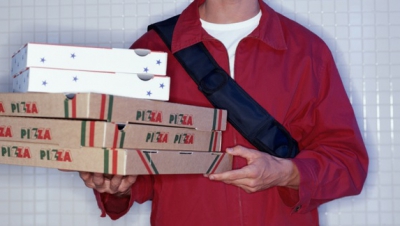 A livrat comanda, dar ce le-a cerut apoi băiatul cu pizza a şocat. Norocul lor că au filmat totul!