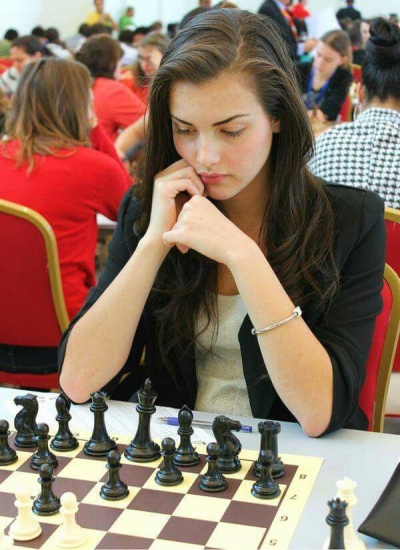 Cea mai sexy jucătoare de şah din lume. S-a dezbrăcat după ce a dat şah-mat!