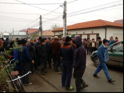 Revoltă la Rusăneşti. Oamenii au lut cu asalt primăria. Mai multe forțe de ordine, trimise în zonă