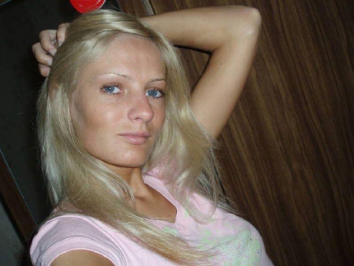 Blonda XXX care şi-a făcut operaţii pentru a semăna cu o starletă porno