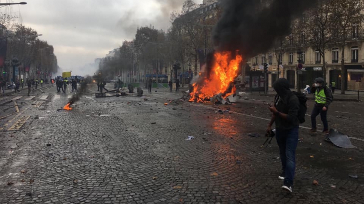 Vestele galbene. Lupte de stradă la Paris între manifestanți și forțele de ordine. Macron: ”Rușine!”