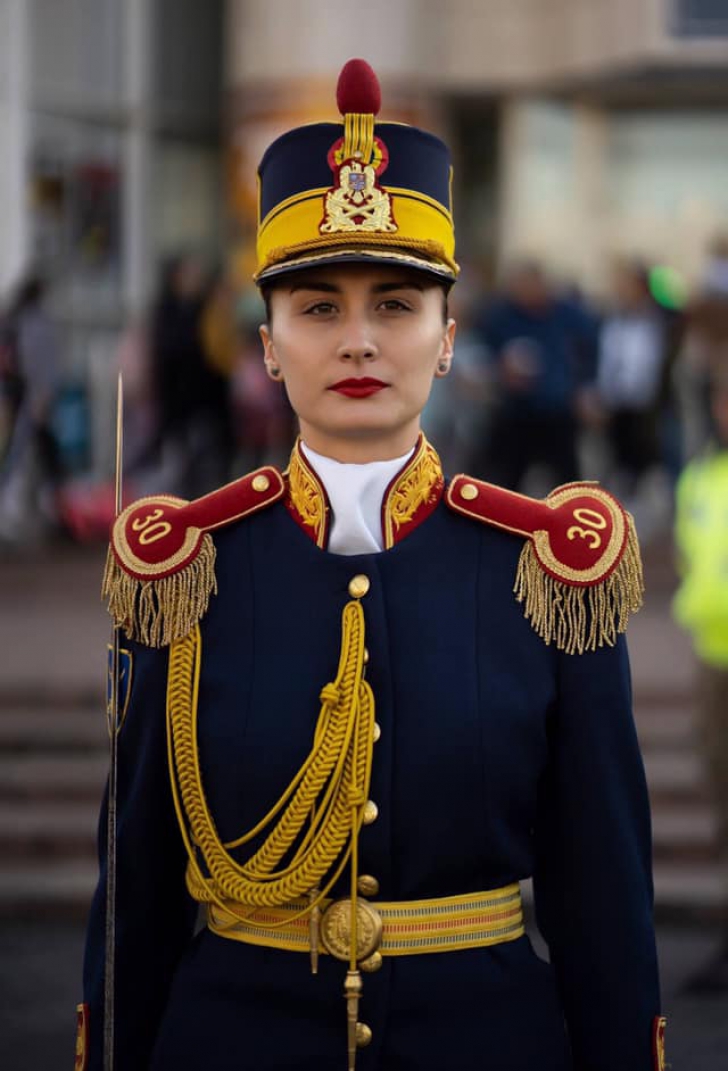 Divă în uniformă la comanda paradei de 1 Decembrie (GALERIE FOTO)