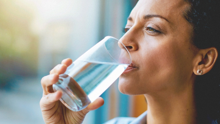 Câtă apă trebuie să bei ca să slăbești - sfaturile specialiștilor