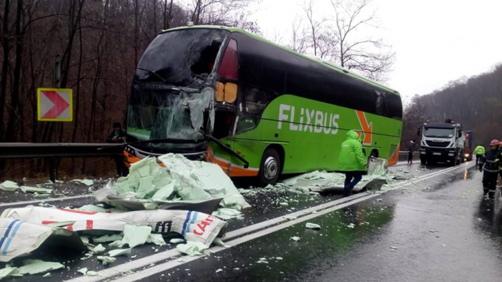 DN1 BLOCAT. Accident rutier grav, un autocar cu 23 de persoane a fost lovit de un TIR (Galerie FOTO)