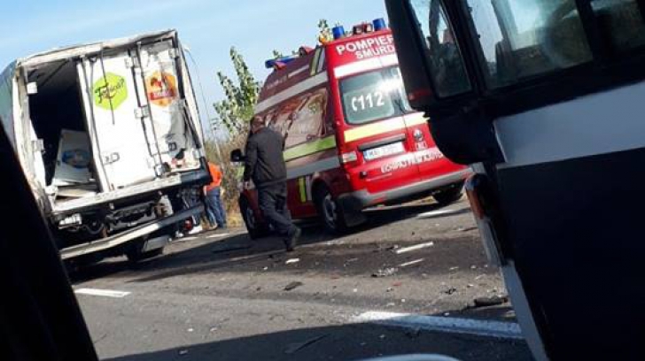 Accident în lanţ înfiorător! Impact violent între un TIR şi un autocar: un mort, trei răniţi