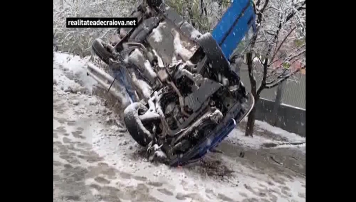 Zăpada a pus stăpânire pe România. Mulți șoferi au derapat și au ajuns în șanț