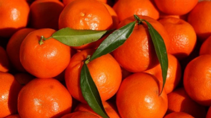 De ce se vând clementinele cu tot cu frunze. S-a aflat secretul comercianţilor!