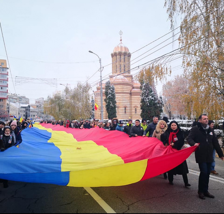 Tricolor de 100 de metri, purtat pe străzile din Târgoviște