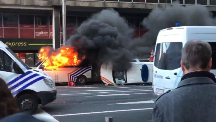 Protest al ”vestelor galbene” la Bruxelles. Manifestanții au incendiat o mașină de poliție