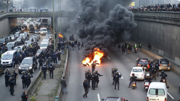 Proteste Franța. O femeie a murit, după ce a fost lovită de o canistră de gaz lacrimogen