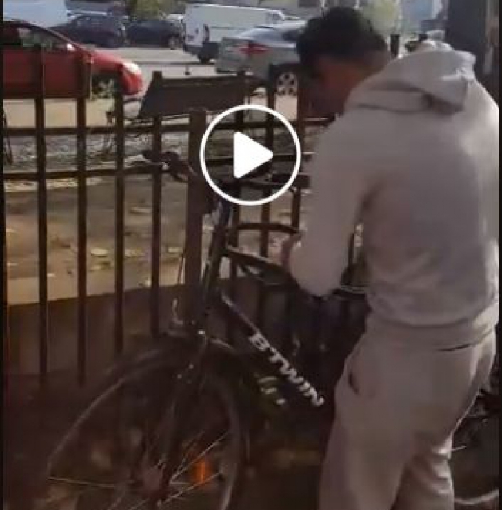 Hoț de bicicletă filmat în timpul acțiunii de un polițist 