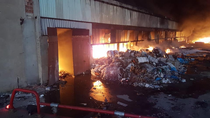 Incendiu la un depozit de mase plastice din Ploieşti. ISU le cere oamenilor să stea în case! / Foto: ISU Prahova