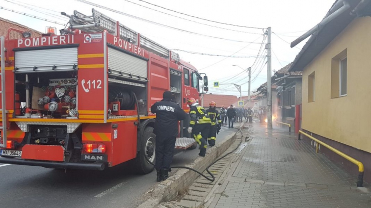 Incendiu violent în județul Brașov, un bărbat cu arsuri grave transportat la spital (VIDEO)