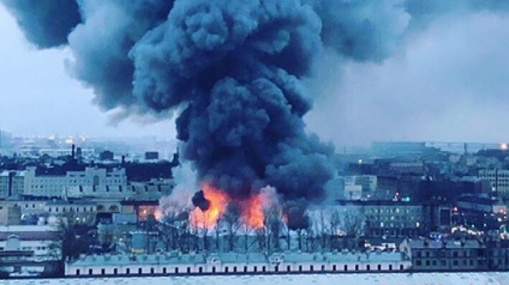 Incendiu violent într-un hipermarket: Sute de oameni, evacuaţi. O parte din acoperiş s-a prăbuşit