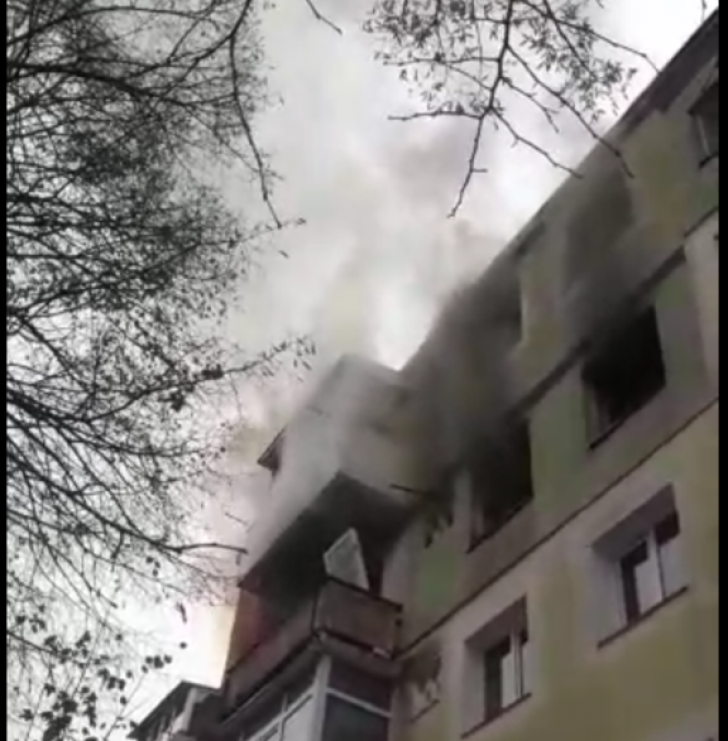 Incendiu la un bloc din Piteşti! Locatarii, salvați de un militar în concediu