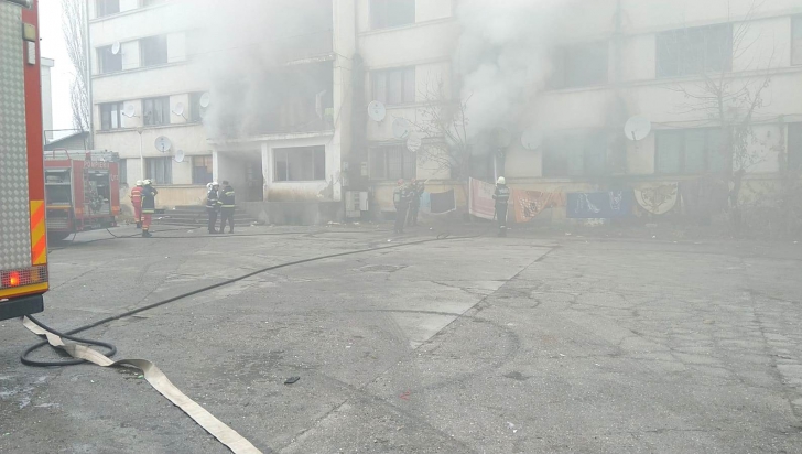 Incendiu la un bloc de locuinţe sociale din Slatina. Un mort şi cinci răniţi (VIDEO)