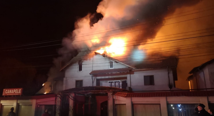 Incendiu devastator, pentru prima dată s-a activat RO-ALERT, oamenii trebuie să stea în case (VIDEO)