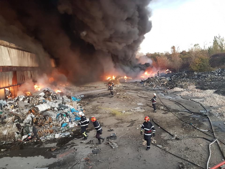Incendiu la un depozit de mase plastice din Ploieşti. ISU le cere oamenilor să stea în case! / Foto: ISU Prahova