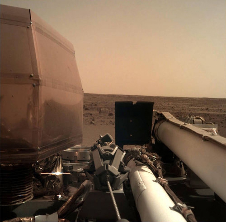 Prima imagine clară realizată de sonda InSight pe Marte