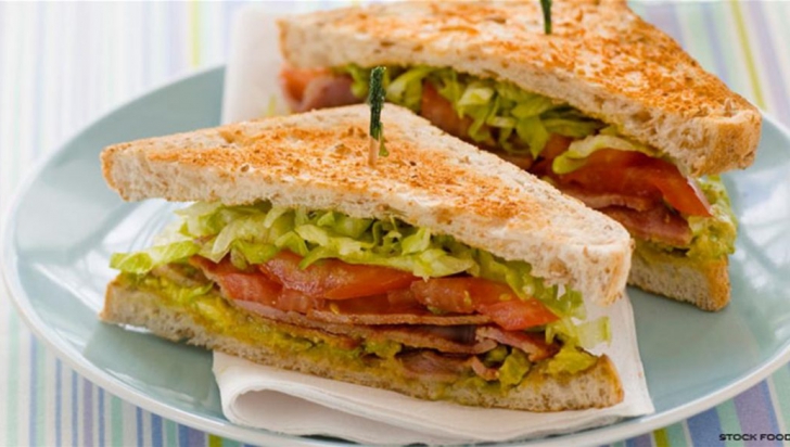 "Masă caldă” cu sandwich-uri pentru că nu există cantină  