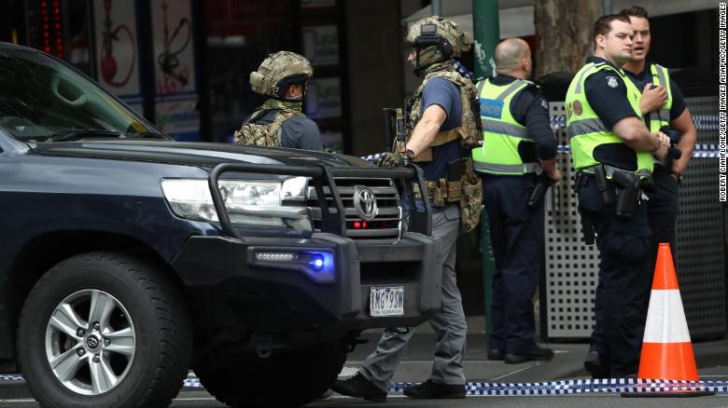 Atac în centrul orașului Melbourne. Stat Islamic revendică incidentul în care o persoană a murit 