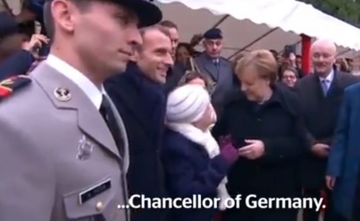 Fabulos: Cum îi explică Angela Merkel unei bătrâne de 100 de ani că nu este doamna Macron (VIDEO)