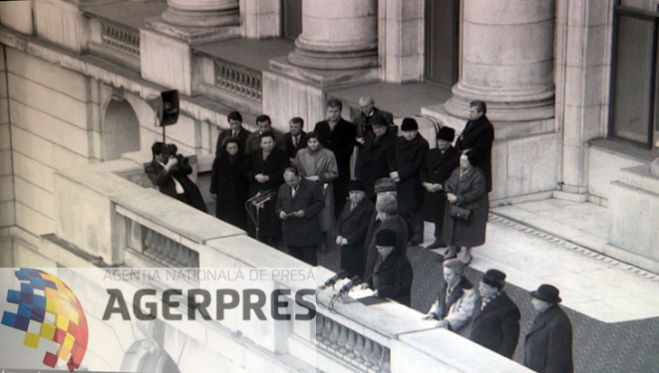 Nicolae Ceausescu, inainte de a vorbi multimii, la mitingul din 21 decembrie 1989. Reproducere foto Agerpres Nicolae Ceausescu, inainte de a vorbi multimii, la mitingul din 21 decembrie 1989. Reproducere foto Agerpres