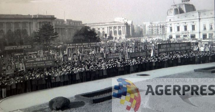 Multimea adunata in Piata Palatului, cu putin timp inainte de spargerea mitingului (21 decembrie 1989). Reproducere foto Agerpres Multimea adunata in Piata Palatului, cu putin timp inainte de spargerea mitingului (21 decembrie 1989). Reproducere foto Agerpres