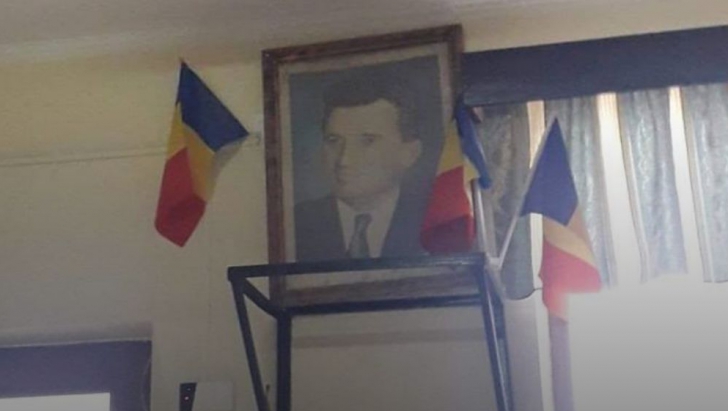 Într-o comună din Vrancea, portretul lui Ceaușescu a apărut la loc de cinste, lângă primărie