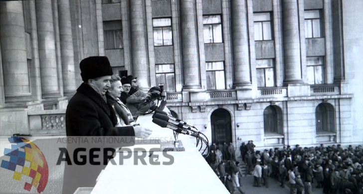 Nicolae si Elena Ceausescu, surprinsi in momentul spargerii mitingului (21 decembrie 1989). Reproducere foto Agerpres Nicolae si Elena Ceausescu, surprinsi in momentul spargerii mitingului (21 decembrie 1989). Reproducere foto Agerpres