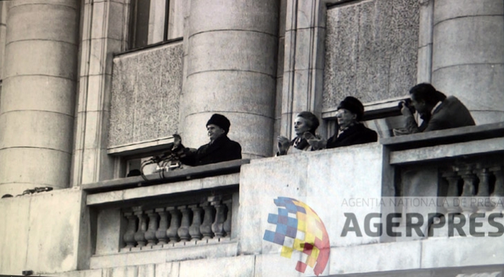 Nicolae si Elena Ceausescu, surprinsi din alt unghi, cu putin timp inainte de spargerea mitingului (21 decembrie 1989). Reproducere foto Agerpres Nicolae si Elena Ceausescu, surprinsi din alt unghi, cu putin timp inainte de spargerea mitingului (21 decembrie 1989). Reproducere foto Agerpres