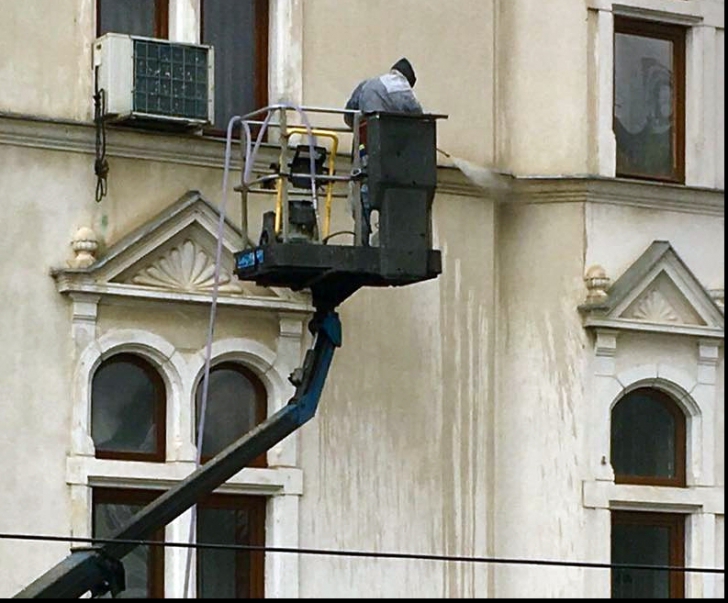 Cum distruge Dorel fațada unui monument istoric din Suceava