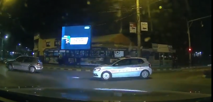 Polițist filmat în timp ce vorbește la telefon și taie fața altei mașini în sensul giratoriu(Video)