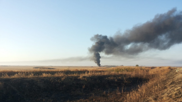 Incendiu de proporţii în Vrancea, arde o cisternă de motorină (VIDEO) 