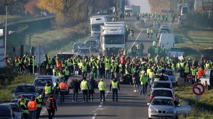 Proteste violente în Franţa, haos în trafic, o femeie moartă şi zeci de răniţi (VIDEO)