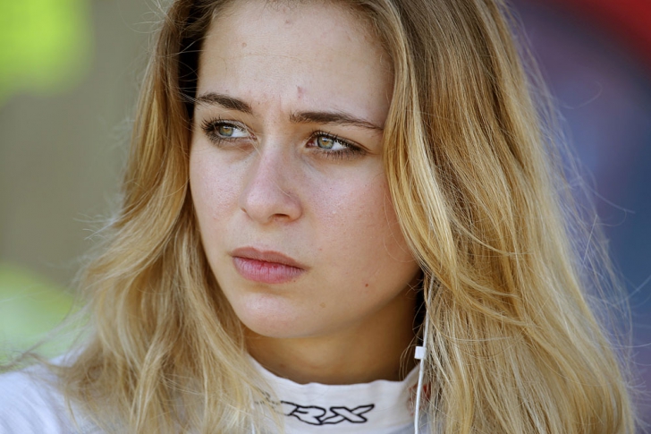 Sophia Floersch, frumoasa de 17 ani care a intrat cu 276 km/h în garduri, la Formula 3, veste mare