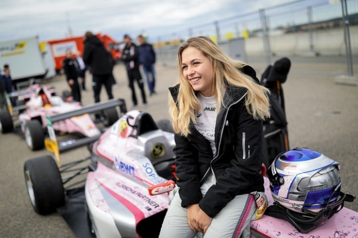 Sophia Floersch, frumoasa de 17 ani care a intrat cu 276 km/h în garduri, la Formula 3, veste mare