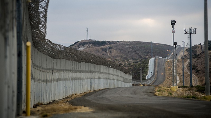 Trump ameninţă cu închiderea completă a frontierei cu Mexicul