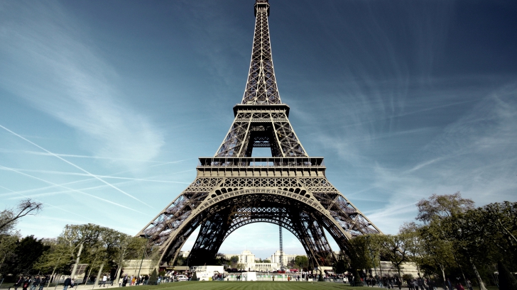 Cât costă o bucată din scara originală a Turnului Eiffel?