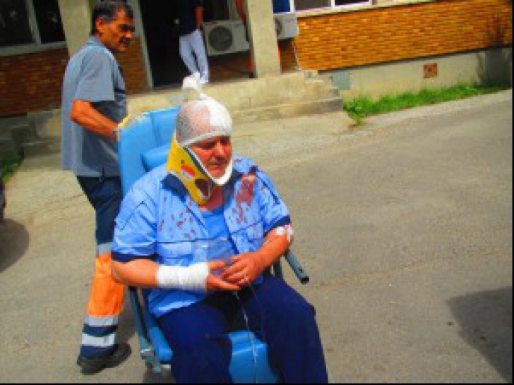 Un polițist din Reșița a ajuns la spital după ce a fost lovit cu toporul în cap