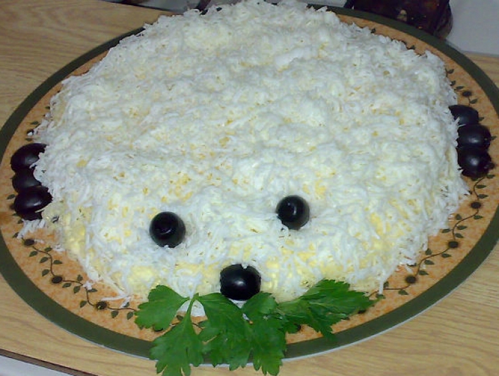 Salată de sărbători "Ursul Polar" - Cum se prepară. Musafirii vor fi impresionaţi!