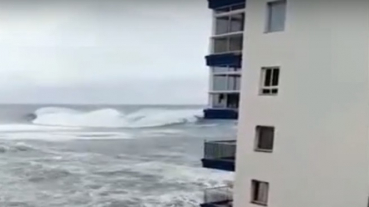 Imagini terifiante, valuri cât blocul (VIDEO)