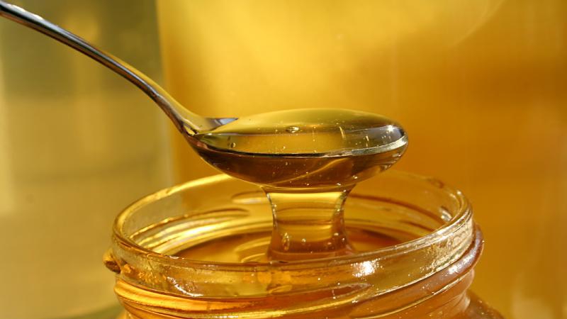 Cum deosebești mierea naturală de cea contrafăcută. 5 sfaturi care te vor ajuta să nu cazi în capcana falșilor apicultori