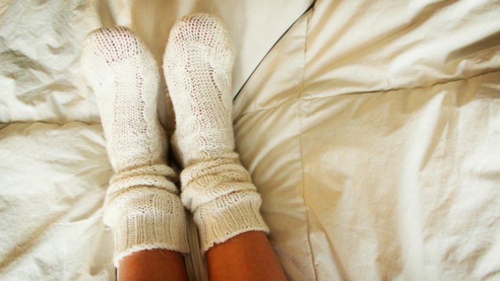 Ce se întâmplă dacă dormi cu șosete în picioare. Care sunt modificările produse în organism